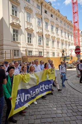- Wien 27.05.2026 - Studentendemionstration - Studierendenvertretungen, Gewerkschaften und Beschäftigte protestieren am Mittwoch vor der Universität Wien gegen die geplanten Kürzungen der Hochschulbudgets. Die Demonstration richtet sich gegen befürchtete Einsparungen bei Forschung, Lehre und Personal sowie gegen mögliche negative Auswirkungen auf den Wissenschaftsstandort Österreich. Zu den Unterstützern zählen unter anderem die Universitätenkonferenz (uniko), die Österreichische Hochschülerschaft (ÖH) sowie zahlreiche Hochschulangehörige und Interessenvertretungen. Universities, student representatives, trade unions and university employees protested on Wednesday in front of the University of Vienna against planned cuts to university 