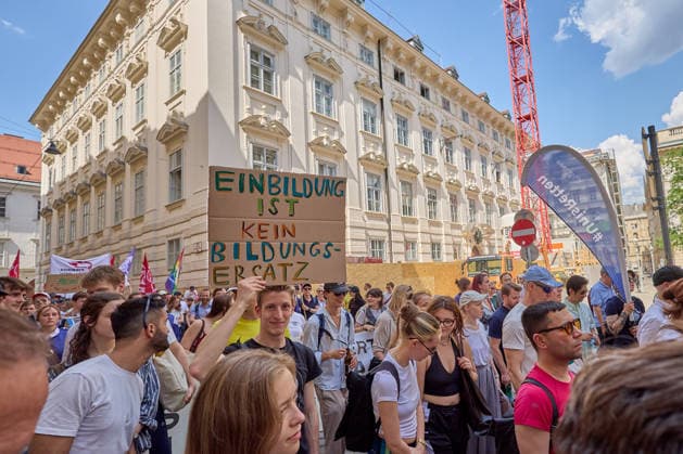- Wien 27.05.2026 - Studentendemionstration - Studierendenvertretungen, Gewerkschaften und Beschäftigte protestieren am Mittwoch vor der Universität Wien gegen die geplanten Kürzungen der Hochschulbudgets. Die Demonstration richtet sich gegen befürchtete Einsparungen bei Forschung, Lehre und Personal sowie gegen mögliche negative Auswirkungen auf den Wissenschaftsstandort Österreich. Zu den Unterstützern zählen unter anderem die Universitätenkonferenz (uniko), die Österreichische Hochschülerschaft (ÖH) sowie zahlreiche Hochschulangehörige und Interessenvertretungen. Universities, student representatives, trade unions and university employees protested on Wednesday in front of the University of Vienna against planned cuts to university 