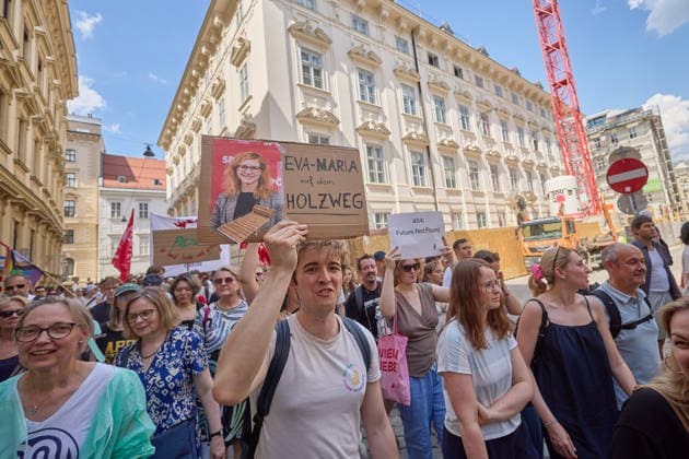 - Wien 27.05.2026 - Studentendemionstration - Studierendenvertretungen, Gewerkschaften und Beschäftigte protestieren am Mittwoch vor der Universität Wien gegen die geplanten Kürzungen der Hochschulbudgets. Die Demonstration richtet sich gegen befürchtete Einsparungen bei Forschung, Lehre und Personal sowie gegen mögliche negative Auswirkungen auf den Wissenschaftsstandort Österreich. Zu den Unterstützern zählen unter anderem die Universitätenkonferenz (uniko), die Österreichische Hochschülerschaft (ÖH) sowie zahlreiche Hochschulangehörige und Interessenvertretungen. Universities, student representatives, trade unions and university employees protested on Wednesday in front of the University of Vienna against planned cuts to university 