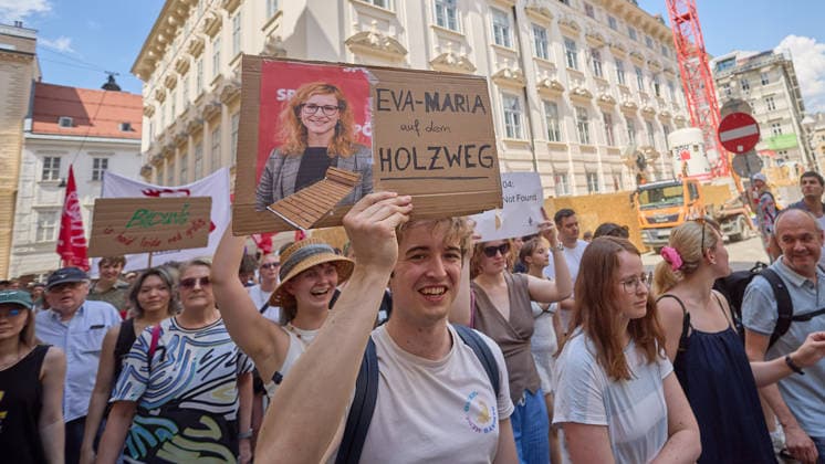 - Wien 27.05.2026 - Studentendemionstration - Studierendenvertretungen, Gewerkschaften und Beschäftigte protestieren am Mittwoch vor der Universität Wien gegen die geplanten Kürzungen der Hochschulbudgets. Die Demonstration richtet sich gegen befürchtete Einsparungen bei Forschung, Lehre und Personal sowie gegen mögliche negative Auswirkungen auf den Wissenschaftsstandort Österreich. Zu den Unterstützern zählen unter anderem die Universitätenkonferenz (uniko), die Österreichische Hochschülerschaft (ÖH) sowie zahlreiche Hochschulangehörige und Interessenvertretungen. Universities, student representatives, trade unions and university employees protested on Wednesday in front of the University of Vienna against planned cuts to university 