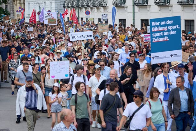 - Wien 27.05.2026 - Studentendemionstration - Studierendenvertretungen, Gewerkschaften und Beschäftigte protestieren am Mittwoch vor der Universität Wien gegen die geplanten Kürzungen der Hochschulbudgets. Die Demonstration richtet sich gegen befürchtete Einsparungen bei Forschung, Lehre und Personal sowie gegen mögliche negative Auswirkungen auf den Wissenschaftsstandort Österreich. Zu den Unterstützern zählen unter anderem die Universitätenkonferenz (uniko), die Österreichische Hochschülerschaft (ÖH) sowie zahlreiche Hochschulangehörige und Interessenvertretungen. Universities, student representatives, trade unions and university employees protested on Wednesday in front of the University of Vienna against planned cuts to university 