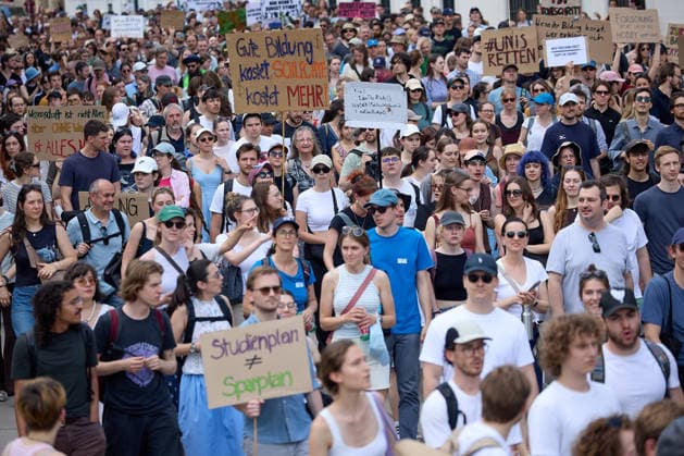 - Wien 27.05.2026 - Studentendemionstration - Studierendenvertretungen, Gewerkschaften und Beschäftigte protestieren am Mittwoch vor der Universität Wien gegen die geplanten Kürzungen der Hochschulbudgets. Die Demonstration richtet sich gegen befürchtete Einsparungen bei Forschung, Lehre und Personal sowie gegen mögliche negative Auswirkungen auf den Wissenschaftsstandort Österreich. Zu den Unterstützern zählen unter anderem die Universitätenkonferenz (uniko), die Österreichische Hochschülerschaft (ÖH) sowie zahlreiche Hochschulangehörige und Interessenvertretungen. Universities, student representatives, trade unions and university employees protested on Wednesday in front of the University of Vienna against planned cuts to university 