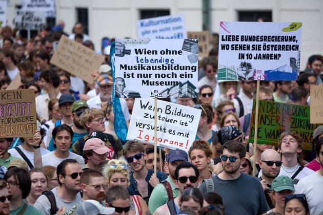 - Wien 27.05.2026 - Studentendemionstration - Studierendenvertretungen, Gewerkschaften und Beschäftigte protestieren am Mittwoch vor der Universität Wien gegen die geplanten Kürzungen der Hochschulbudgets. Die Demonstration richtet sich gegen befürchtete Einsparungen bei Forschung, Lehre und Personal sowie gegen mögliche negative Auswirkungen auf den Wissenschaftsstandort Österreich. Zu den Unterstützern zählen unter anderem die Universitätenkonferenz (uniko), die Österreichische Hochschülerschaft (ÖH) sowie zahlreiche Hochschulangehörige und Interessenvertretungen. Universities, student representatives, trade unions and university employees protested on Wednesday in front of the University of Vienna against planned cuts to university 