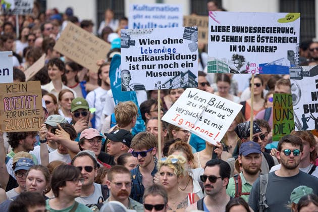 - Wien 27.05.2026 - Studentendemionstration - Studierendenvertretungen, Gewerkschaften und Beschäftigte protestieren am Mittwoch vor der Universität Wien gegen die geplanten Kürzungen der Hochschulbudgets. Die Demonstration richtet sich gegen befürchtete Einsparungen bei Forschung, Lehre und Personal sowie gegen mögliche negative Auswirkungen auf den Wissenschaftsstandort Österreich. Zu den Unterstützern zählen unter anderem die Universitätenkonferenz (uniko), die Österreichische Hochschülerschaft (ÖH) sowie zahlreiche Hochschulangehörige und Interessenvertretungen. Universities, student representatives, trade unions and university employees protested on Wednesday in front of the University of Vienna against planned cuts to university 