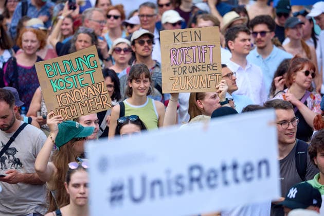 - Wien 27.05.2026 - Studentendemionstration - Studierendenvertretungen, Gewerkschaften und Beschäftigte protestieren am Mittwoch vor der Universität Wien gegen die geplanten Kürzungen der Hochschulbudgets. Die Demonstration richtet sich gegen befürchtete Einsparungen bei Forschung, Lehre und Personal sowie gegen mögliche negative Auswirkungen auf den Wissenschaftsstandort Österreich. Zu den Unterstützern zählen unter anderem die Universitätenkonferenz (uniko), die Österreichische Hochschülerschaft (ÖH) sowie zahlreiche Hochschulangehörige und Interessenvertretungen. Universities, student representatives, trade unions and university employees protested on Wednesday in front of the University of Vienna against planned cuts to university 