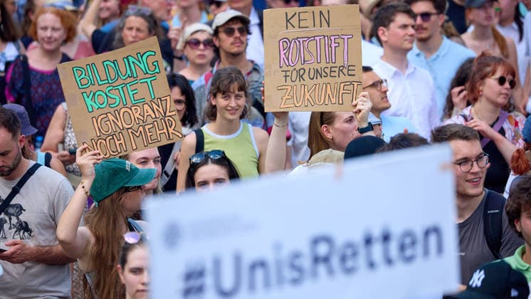 - Wien 27.05.2026 - Studentendemionstration - Studierendenvertretungen, Gewerkschaften und Beschäftigte protestieren am Mittwoch vor der Universität Wien gegen die geplanten Kürzungen der Hochschulbudgets. Die Demonstration richtet sich gegen befürchtete Einsparungen bei Forschung, Lehre und Personal sowie gegen mögliche negative Auswirkungen auf den Wissenschaftsstandort Österreich. Zu den Unterstützern zählen unter anderem die Universitätenkonferenz (uniko), die Österreichische Hochschülerschaft (ÖH) sowie zahlreiche Hochschulangehörige und Interessenvertretungen. Universities, student representatives, trade unions and university employees protested on Wednesday in front of the University of Vienna against planned cuts to university 