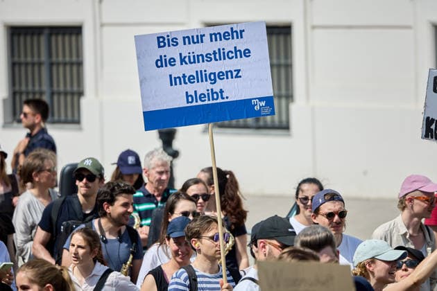 - Wien 27.05.2026 - Studentendemionstration - Studierendenvertretungen, Gewerkschaften und Beschäftigte protestieren am Mittwoch vor der Universität Wien gegen die geplanten Kürzungen der Hochschulbudgets. Die Demonstration richtet sich gegen befürchtete Einsparungen bei Forschung, Lehre und Personal sowie gegen mögliche negative Auswirkungen auf den Wissenschaftsstandort Österreich. Zu den Unterstützern zählen unter anderem die Universitätenkonferenz (uniko), die Österreichische Hochschülerschaft (ÖH) sowie zahlreiche Hochschulangehörige und Interessenvertretungen. Universities, student representatives, trade unions and university employees protested on Wednesday in front of the University of Vienna against planned cuts to university 