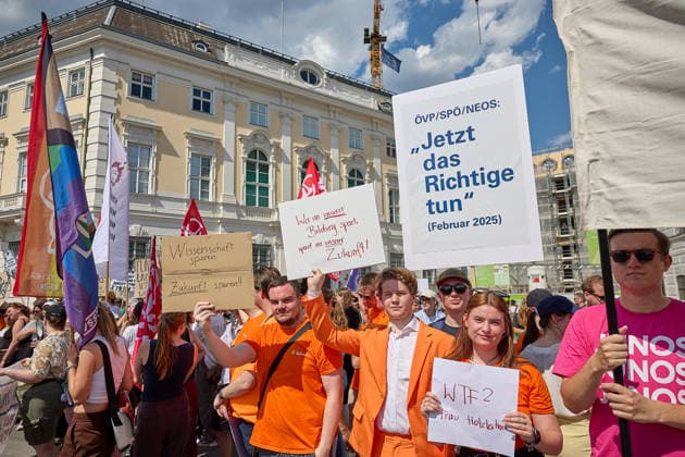 - Wien 27.05.2026 - Studentendemionstration - Studierendenvertretungen, Gewerkschaften und Beschäftigte protestieren am Mittwoch vor der Universität Wien gegen die geplanten Kürzungen der Hochschulbudgets. Die Demonstration richtet sich gegen befürchtete Einsparungen bei Forschung, Lehre und Personal sowie gegen mögliche negative Auswirkungen auf den Wissenschaftsstandort Österreich. Zu den Unterstützern zählen unter anderem die Universitätenkonferenz (uniko), die Österreichische Hochschülerschaft (ÖH) sowie zahlreiche Hochschulangehörige und Interessenvertretungen. Universities, student representatives, trade unions and university employees protested on Wednesday in front of the University of Vienna against planned cuts to university 