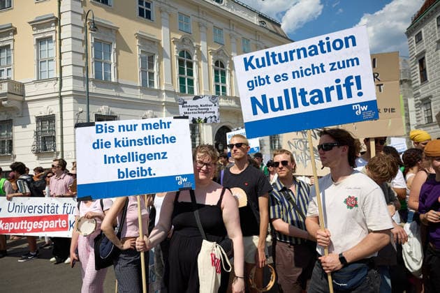 - Wien 27.05.2026 - Studentendemionstration - Studierendenvertretungen, Gewerkschaften und Beschäftigte protestieren am Mittwoch vor der Universität Wien gegen die geplanten Kürzungen der Hochschulbudgets. Die Demonstration richtet sich gegen befürchtete Einsparungen bei Forschung, Lehre und Personal sowie gegen mögliche negative Auswirkungen auf den Wissenschaftsstandort Österreich. Zu den Unterstützern zählen unter anderem die Universitätenkonferenz (uniko), die Österreichische Hochschülerschaft (ÖH) sowie zahlreiche Hochschulangehörige und Interessenvertretungen. Universities, student representatives, trade unions and university employees protested on Wednesday in front of the University of Vienna against planned cuts to university 