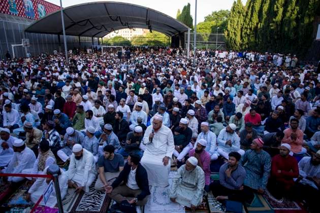 May 27, 2026, Madrid, Spain: Members of the Muslim community, pray during the celebration of the Feast of the Sacrifice, Eid al-Adha, in the Casino de la Reina park in the LavapiÃ s neighborhood. Eid al-Adha is a festival that symbolizes devotion and gratitude to God Madrid Spain - ZUMAs197 20260527_aaa_s197_036 Copyright: xLuisxSotox