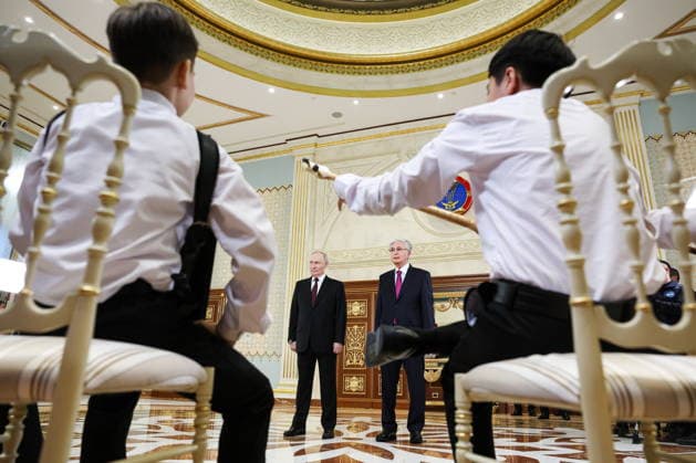 KAZAKHSTAN, ASTANA - MAY 27, 2026: Russia s President Putin and Kazakhstan s President Kassym-Jomart Tokayev (L-R back) are seen during a ceremony marking Putin s arrival at Nursultan Nazarbayev International Airport. The Russian president arrived in Kazakhstan on a state visit Astana Kazakhstan  - ZUMAt113 20260527_zaa_t113_520 Copyright: xAlexanderxKazakovx