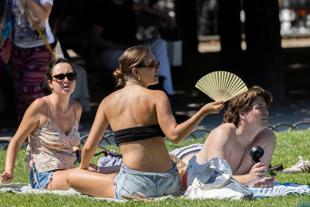 Paris, France May 27, 2026 - A person lays on the grass at Place des Vosges cools off with a fan during the heat wave .Temperatures in the French capital are about 10 degrees higher than the seasonal average, with temperatures exceeding 30 degrees, reaching the threshold for a heat wave. METEO, CANICULE, FORTES CHALEURS, ILLUSTRATION, ESTIVAL, ESTIVALE, GENERIQUE, SOLEIL, TOURISME, SITE TOURISTIQUE, PARIS, VIGILANCE, VAGUE DE CHALEUR, CHANGEMENT CLIMATIQUE, PLACE DES VOSGES, JARDIN, PARC,  Copyright: xVincentxIsorex