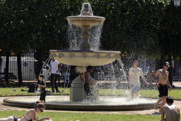 Paris, France May 27, 2026 - A person cools off in a fountain in Place des Vosges during the heat wave.Temperatures in the French capital are about 10 degrees higher than the seasonal average, with temperatures exceeding 30 degrees, reaching the threshold for a heat wave. METEO, CANICULE, FORTES CHALEURS, ILLUSTRATION, ESTIVAL, ESTIVALE, GENERIQUE, SOLEIL, TOURISME, SITE TOURISTIQUE, PARIS, VIGILANCE, VAGUE DE CHALEUR, CHANGEMENT CLIMATIQUE, PLACE DES VOSGES, JARDIN, PARC,  Copyright: xVincentxIsorex