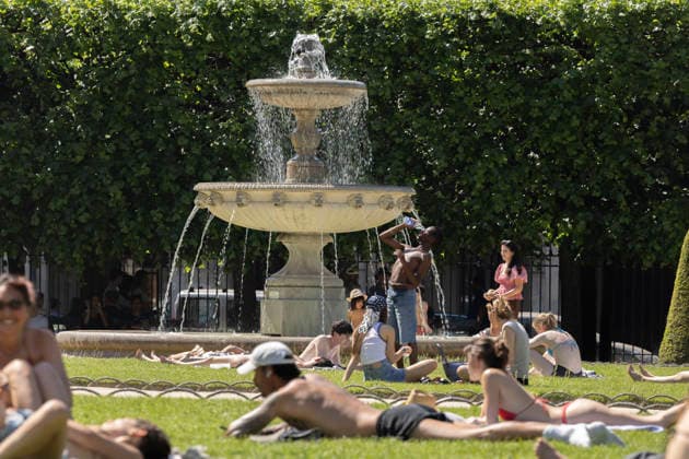 Paris, France May 27, 2026 - People lay on the lawns of Place des Vosges during the heat wave. Temperatures in the French capital are about 10 degrees higher than the seasonal average, with temperatures exceeding 30 degrees, reaching the threshold for a heat wave. METEO, CANICULE, FORTES CHALEURS, ILLUSTRATION, ESTIVAL, ESTIVALE, GENERIQUE, SOLEIL, TOURISME, SITE TOURISTIQUE, PARIS, VIGILANCE, VAGUE DE CHALEUR, CHANGEMENT CLIMATIQUE, PLACE DES VOSGES, JARDIN, PARC,  Copyright: xVincentxIsorex