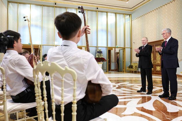 KAZAKHSTAN, ASTANA - MAY 27, 2026: Kazakhstan s President Kassym-Jomart Tokayev (R) and Russia s President Putin (2nd R) are seen during a ceremony marking Putin s arrival at Nursultan Nazarbayev International Airport. The Russian president arrived in Kazakhstan on a state visit Astana Kazakhstan  - ZUMAt113 20260527_zaa_t113_548 Copyright: xAlexanderxKazakovx