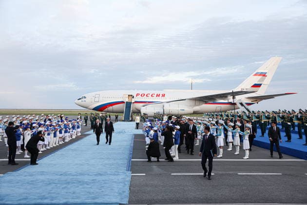 KAZAKHSTAN, ASTANA - MAY 27, 2026: Russia s President Putin and Kazakhstan s President Kassym-Jomart Tokayev (L-R midground) are seen during a ceremony marking Putin s arrival at Nursultan Nazarbayev International Airport. The Russian president arrived in Kazakhstan on a state visit Astana Kazakhstan  - ZUMAt113 20260527_zaa_t113_544 Copyright: xAlexanderxKazakovx