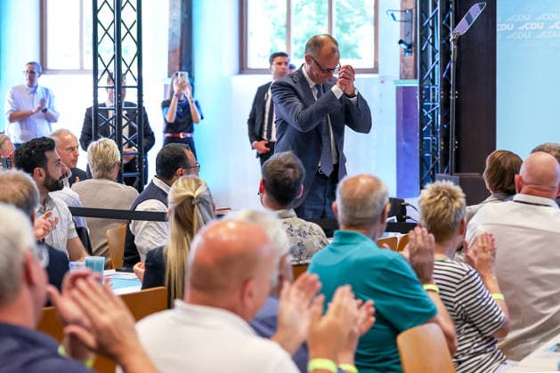 27.05.2026, Politik, Bundeskanzler Friedrich Merz (CDU) zu Gast als Festredner beim Festakt in der Schützenhalle Hüsten bei Arnsberg. 80 Jahre Neheim-Hüstener Programm. Nordrhein-Westfalen Deutschland *** 27 05 2026, Politics, Federal Chancellor Friedrich Merz CDU as guest speaker at the ceremony in the Schützenhalle Hüsten near Arnsberg 80 years of Neheim Hüstener program North Rhine-Westphalia Germany