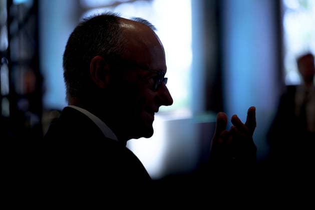 27.05.2026, Politik, Bundeskanzler Friedrich Merz (CDU) zu Gast als Festredner beim Festakt in der Schützenhalle Hüsten bei Arnsberg. 80 Jahre Neheim-Hüstener Programm. Gegenlicht Siljouette Nordrhein-Westfalen Deutschland *** 27 05 2026, Politics, Federal Chancellor Friedrich Merz CDU as guest speaker at the ceremony in the Schützenhalle Hüsten near Arnsberg 80 years Neheim Hüstener program backlight siljouette North Rhine-Westphalia Germany