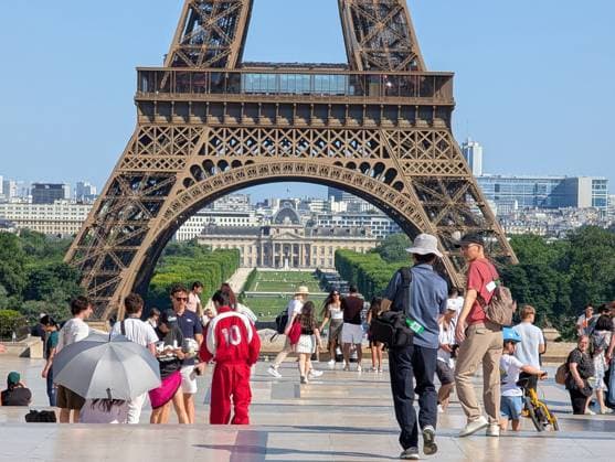 People cool off at Trocadero in Paris PARIS, FRANCE - MAY 27: People spend time at the Trocadero in front of the Eiffel Tower, as Parisians and tourists use the fountains to cool off during a heatwave affecting Paris, France, on May 27, 2026. Luc Auffret Anadolu Paris France. Editorial use only. Please get in touch for any other usage.  Copyright: x2026xAnadoluxLucxAuffretx