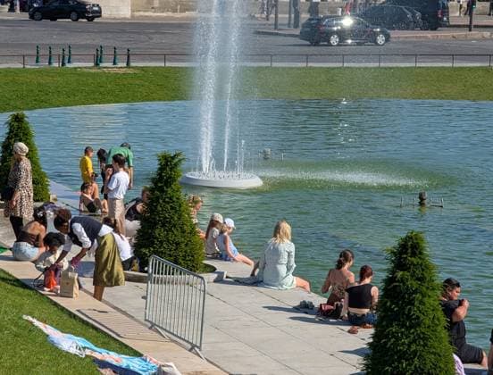 People cool off at Trocadero in Paris PARIS, FRANCE - MAY 27: People spend time at the Trocadero in front of the Eiffel Tower, as Parisians and tourists use the fountains to cool off during a heatwave affecting Paris, France, on May 27, 2026. Luc Auffret Anadolu Paris France. Editorial use only. Please get in touch for any other usage.  Copyright: x2026xAnadoluxLucxAuffretx