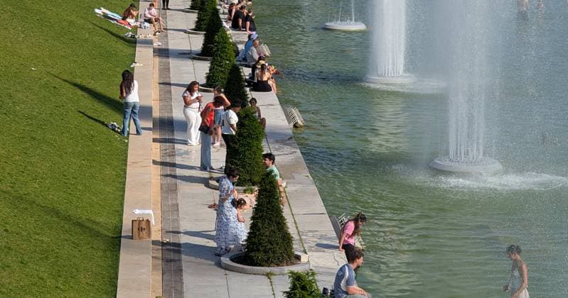 People cool off at Trocadero in Paris PARIS, FRANCE - MAY 27: People spend time at the Trocadero in front of the Eiffel Tower, as Parisians and tourists use the fountains to cool off during a heatwave affecting Paris, France, on May 27, 2026. Luc Auffret Anadolu Paris France. Editorial use only. Please get in touch for any other usage.  Copyright: x2026xAnadoluxLucxAuffretx