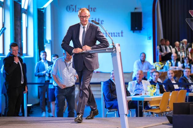 27.05.2026, Politik, Bundeskanzler Friedrich Merz (CDU) betritt die Bühne zu Gast als Festredner beim Festakt in der Schützenhalle Hüsten bei Arnsberg. 80 Jahre Neheim-Hüstener Programm. Nordrhein-Westfalen Deutschland *** 27 05 2026, Politics, Federal Chancellor Friedrich Merz CDU takes to the stage as guest speaker at the ceremony in the Schützenhalle Hüsten near Arnsberg 80 years of Neheim Hüstener program North Rhine-Westphalia Germany