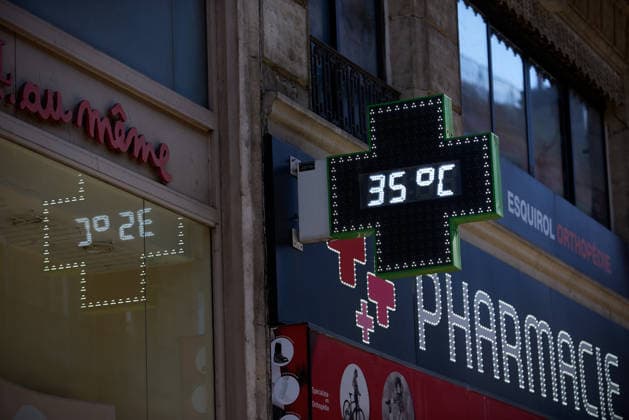 Toulouse: First Heatwave Of The Year Due To Global Warming A pharmacy thermometer shows a temperature of 35?C during a heatwave in Toulouse, France, on May 27, 2026. France experiences its first heatwave of the year, with temperatures reaching 37?C in Toulouse. The heatwave is notable for its early occurrence and intensity, with dozens of temperature records surpassed, particularly in the southwest. France s temperatures are 8 to 15?C above normal for May. The heatwave is attributed to a phenomenon known as a heat dome, where hot air is trapped by cooler air. This event coincides with climate experts concerns that limiting global warming to +1.5?C, as agreed in 2015 during the COP21 in Paris, may not be achievable, with France already 2.2?  Copyright: xAlainxPittonx originalFilename: pitton-notitle260527_npQxc.jpg