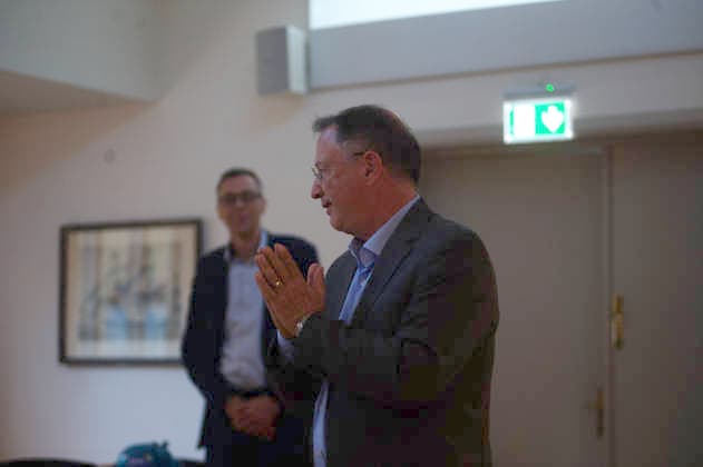 Flensburg, Schleswig-Holstein Vortrag & Diskussion mit Klaus Scherer ehem. ARD-Korrespondent in Washington, Journalist und Autor. Anlässlich des Besuchs der Amerika-Gesellschaft in Flensburg luden der SOF und SSW zu einem Abend mit Klaus Scherer ein. Thema: Die USA im politischen Hurrikan Ein aktueller Bericht über Entwicklungen, Lage und Perspektiven in den USA. Hier: Es spricht Klaus Scherer. Aufnahme vom 27.05.2026, Flensburg. *** Flensburg, Schleswig Holstein Lecture Discussion with Klaus Scherer former ARD correspondent in Washington, journalist and author On the occasion of the visit of the Amerika Gesellschaft in Flensburg, the SOF and SSW invited to an evening with Klaus Scherer Topic The USA in the political hurricane A curre