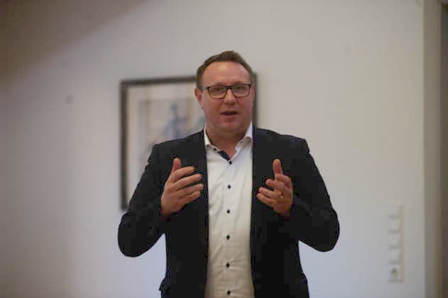 Flensburg, Schleswig-Holstein Vortrag & Diskussion mit Klaus Scherer ehem. ARD-Korrespondent in Washington, Journalist und Autor. Anlässlich des Besuchs der Amerika-Gesellschaft in Flensburg luden der SOF und SSW zu einem Abend mit Klaus Scherer ein. Thema: Die USA im politischen Hurrikan Ein aktueller Bericht über Entwicklungen, Lage und Perspektiven in den USA. Hier: es spricht Christian Dirschauer, Politiker (SSW,) er ist Mitglied des Landtag von Schleswig-Holstein. Aufnahme vom 27.05.2026, Flensburg. *** Flensburg, Schleswig Holstein Lecture Discussion with Klaus Scherer former ARD correspondent in Washington, journalist and author On the occasion of the visit of the Amerika Gesellschaft in Flensburg, the SOF and SSW invited to an