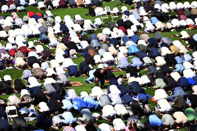 Mass Eid al-Adha gathering in Illinois BRIDGEVIEW, ILLINOIS - MAY 27: Thousands of Muslim worshippers gather on the field at SeatGeek Stadium for communal Eid al-Adha prayers on May 27, 2026, in Bridgeview, Illinois, United States. Organized by the Mosque Foundation, the annual outdoor celebration drew an estimated 20,000 attendees from across the Chicagoland area, marking it as the largest Eid gathering in the state. Jacek Boczarski Anadolu Illinois United States. Editorial use only. Please get in touch for any other usage.  Copyright: x2026xAnadoluxJacekxBoczarskix