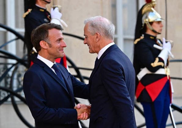 Le Président de la République Emmanuel Macron accueille Jonas Gahr Støre, Premier ministre du Royaume de Norvège, au palais de lElysée à Paris, le 27 mai 2026 Christian Liewig Bestimage President Emmanuel Macron welcomes Jonas Gahr Støre, Prime Minister of the Kingdom of Norway, to the Elysée Palace in Paris, on May 27, 2026 Paris France  Copyright: xChristianxLiewigx xBestimagexChristianxLiewigx xBestimagex