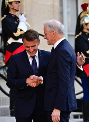 Le Président de la République Emmanuel Macron accueille Jonas Gahr Støre, Premier ministre du Royaume de Norvège, au palais de lElysée à Paris, le 27 mai 2026 Christian Liewig Bestimage President Emmanuel Macron welcomes Jonas Gahr Støre, Prime Minister of the Kingdom of Norway, to the Elysée Palace in Paris, on May 27, 2026 Paris France  Copyright: xChristianxLiewigx xBestimagexChristianxLiewigx xBestimagex