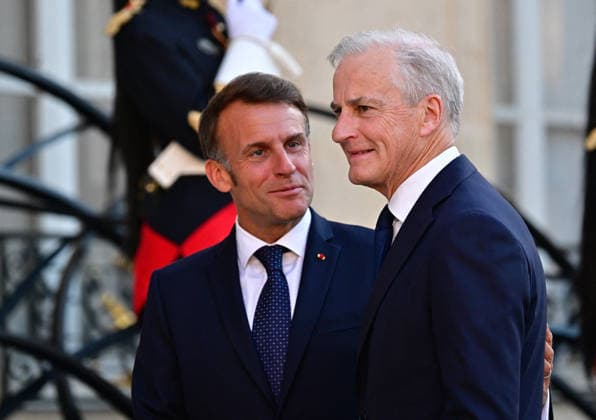 Le Président de la République Emmanuel Macron accueille Jonas Gahr Støre, Premier ministre du Royaume de Norvège, au palais de lElysée à Paris, le 27 mai 2026 Christian Liewig Bestimage President Emmanuel Macron welcomes Jonas Gahr Støre, Prime Minister of the Kingdom of Norway, to the Elysée Palace in Paris, on May 27, 2026 Paris France  Copyright: xChristianxLiewigx xBestimagexChristianxLiewigx xBestimagex