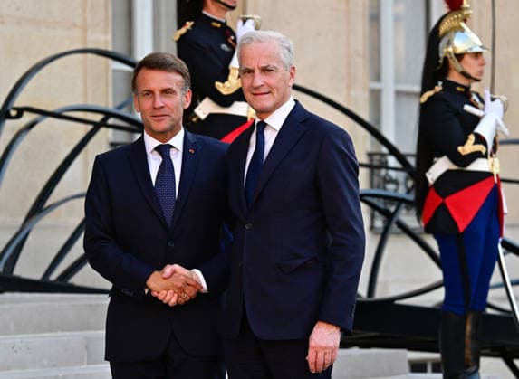 Le Président de la République Emmanuel Macron accueille Jonas Gahr Støre, Premier ministre du Royaume de Norvège, au palais de lElysée à Paris, le 27 mai 2026 Christian Liewig Bestimage President Emmanuel Macron welcomes Jonas Gahr Støre, Prime Minister of the Kingdom of Norway, to the Elysée Palace in Paris, on May 27, 2026 Paris France  Copyright: xChristianxLiewigx xBestimagexChristianxLiewigx xBestimagex