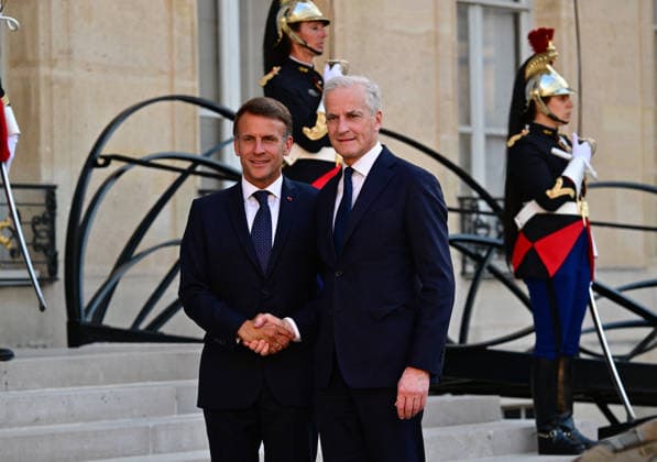 Le Président de la République Emmanuel Macron accueille Jonas Gahr Støre, Premier ministre du Royaume de Norvège, au palais de lElysée à Paris, le 27 mai 2026 Christian Liewig Bestimage President Emmanuel Macron welcomes Jonas Gahr Støre, Prime Minister of the Kingdom of Norway, to the Elysée Palace in Paris, on May 27, 2026 Paris France  Copyright: xChristianxLiewigx xBestimagexChristianxLiewigx xBestimagex