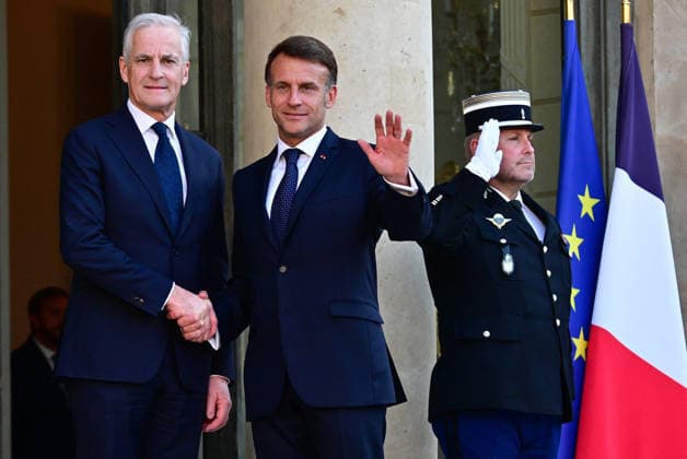 Le Président de la République Emmanuel Macron accueille Jonas Gahr Støre, Premier ministre du Royaume de Norvège, au palais de lElysée à Paris, le 27 mai 2026 Christian Liewig Bestimage President Emmanuel Macron welcomes Jonas Gahr Støre, Prime Minister of the Kingdom of Norway, to the Elysée Palace in Paris, on May 27, 2026 Paris France  Copyright: xChristianxLiewigx xBestimagexChristianxLiewigx xBestimagex