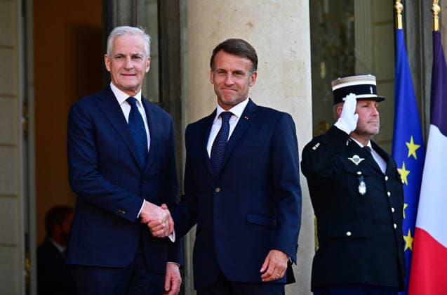 Le Président de la République Emmanuel Macron accueille Jonas Gahr Støre, Premier ministre du Royaume de Norvège, au palais de lElysée à Paris, le 27 mai 2026 Christian Liewig Bestimage President Emmanuel Macron welcomes Jonas Gahr Støre, Prime Minister of the Kingdom of Norway, to the Elysée Palace in Paris, on May 27, 2026 Paris France  Copyright: xChristianxLiewigx xBestimagexChristianxLiewigx xBestimagex