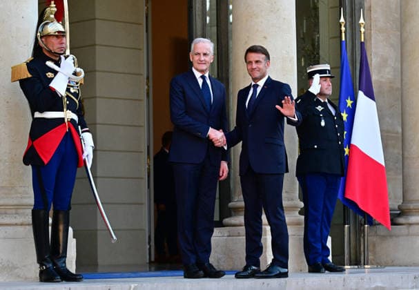 Le Président de la République Emmanuel Macron accueille Jonas Gahr Støre, Premier ministre du Royaume de Norvège, au palais de lElysée à Paris, le 27 mai 2026 Christian Liewig Bestimage President Emmanuel Macron welcomes Jonas Gahr Støre, Prime Minister of the Kingdom of Norway, to the Elysée Palace in Paris, on May 27, 2026 Paris France  Copyright: xChristianxLiewigx xBestimagexChristianxLiewigx xBestimagex