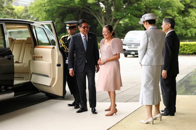 May 27, 2026, Tokyo, Japan: Japan s Emperor Naruhito and Empress Masako see off Philippine President Ferdinand Marcos Jr. and his wife Liza Araneta Marcos as they leave the Imperial Palace after their welcome ceremony and meeting in Tokyo, Japan May 27, 2026. Tokyo Japan - ZUMAz114 20260527_zih_z114_014 Copyright: xPOOLx