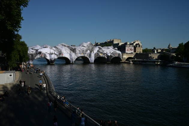 Preparation work continues for a large-scale installation by French artist JR in Paris PARIS, FRANCE - MAY 27: Preparation work takes place for a large-scale installation by French artist JR at the Pont Neuf in Paris, France on May 27, 2026. The artwork, titled La Caverne du Pont-Neuf, will be open to the public from June 6 to June 28, 2026 Mohamad Salaheldin Abdelg Alsayed Anadolu Paris France. Editorial use only. Please get in touch for any other usage.  Copyright: x2026xAnadoluxMohamadxSalaheldinxAbdelgxAlsayedx