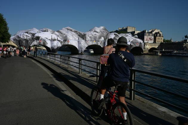 Preparation work continues for a large-scale installation by French artist JR in Paris PARIS, FRANCE - MAY 27: Preparation work takes place for a large-scale installation by French artist JR at the Pont Neuf in Paris, France on May 27, 2026. The artwork, titled La Caverne du Pont-Neuf, will be open to the public from June 6 to June 28, 2026 Mohamad Salaheldin Abdelg Alsayed Anadolu Paris France. Editorial use only. Please get in touch for any other usage.  Copyright: x2026xAnadoluxMohamadxSalaheldinxAbdelgxAlsayedx