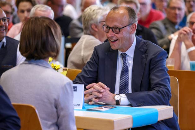 27.05.2026, Politik, Bundeskanzler Friedrich Merz (CDU) lachend neben seiner Ehefrau Charlotte zu Gast als Festredner beim Festakt in der Schützenhalle Hüsten bei Arnsberg. 80 Jahre Neheim-Hüstener Programm. Nordrhein-Westfalen Deutschland *** 27 05 2026, Politics, Federal Chancellor Friedrich Merz CDU laughing next to his wife Charlotte as guest speaker at the ceremony in the Schützenhalle Hüsten near Arnsberg 80 years Neheim Hüstener program North Rhine-Westphalia Germany