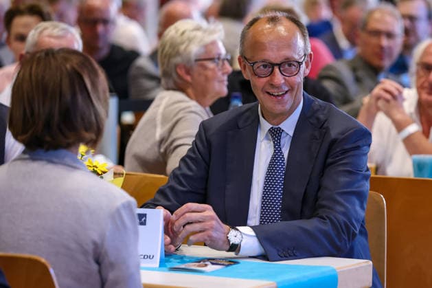 27.05.2026, Politik, Bundeskanzler Friedrich Merz (CDU) neben seiner Ehefrau Charlotte zu Gast als Festredner beim Festakt in der Schützenhalle Hüsten bei Arnsberg. 80 Jahre Neheim-Hüstener Programm. Nordrhein-Westfalen Deutschland *** 27 05 2026, Politics, Federal Chancellor Friedrich Merz CDU next to his wife Charlotte as guest speaker at the ceremony in the Schützenhalle Hüsten near Arnsberg 80 years Neheim Hüstener program North Rhine-Westphalia Germany