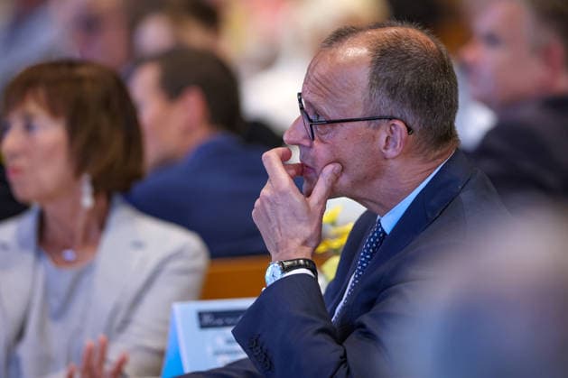 27.05.2026, Politik, Bundeskanzler Friedrich Merz (CDU) zu Gast als Festredner beim Festakt in der Schützenhalle Hüsten bei Arnsberg. 80 Jahre Neheim-Hüstener Programm. Nordrhein-Westfalen Deutschland *** 27 05 2026, Politics, Federal Chancellor Friedrich Merz CDU as guest speaker at the ceremony in the Schützenhalle Hüsten near Arnsberg 80 years of Neheim Hüstener program North Rhine-Westphalia Germany
