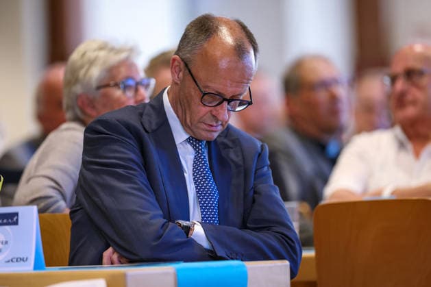 27.05.2026, Politik, Bundeskanzler Friedrich Merz (CDU) blickt nach Unten zu Gast als Festredner beim Festakt in der Schützenhalle Hüsten bei Arnsberg. 80 Jahre Neheim-Hüstener Programm. Nordrhein-Westfalen Deutschland *** 27 05 2026, Politics, Federal Chancellor Friedrich Merz CDU looks down as guest speaker at the ceremony in the Schützenhalle Hüsten near Arnsberg 80 years of Neheim Hüstener program North Rhine-Westphalia Germany