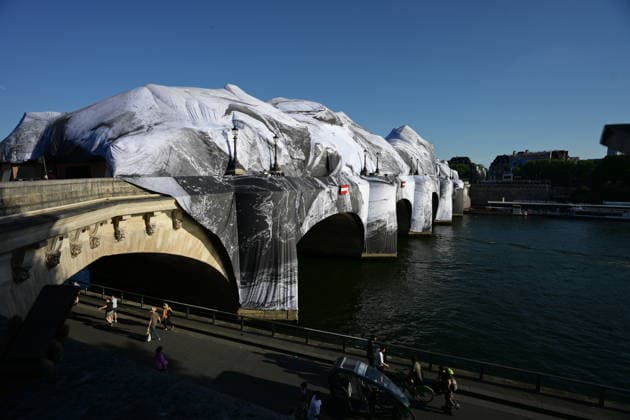 Preparation work continues for a large-scale installation by French artist JR in Paris PARIS, FRANCE - MAY 27: Preparation work takes place for a large-scale installation by French artist JR at the Pont Neuf in Paris, France on May 27, 2026. The artwork, titled La Caverne du Pont-Neuf, will be open to the public from June 6 to June 28, 2026 Mohamad Salaheldin Abdelg Alsayed Anadolu Paris France. Editorial use only. Please get in touch for any other usage.  Copyright: x2026xAnadoluxMohamadxSalaheldinxAbdelgxAlsayedx
