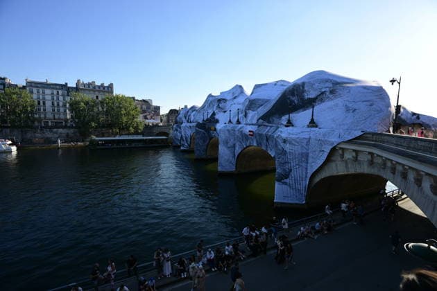 Preparation work continues for a large-scale installation by French artist JR in Paris PARIS, FRANCE - MAY 27: Preparation work takes place for a large-scale installation by French artist JR at the Pont Neuf in Paris, France on May 27, 2026. The artwork, titled La Caverne du Pont-Neuf, will be open to the public from June 6 to June 28, 2026 Mohamad Salaheldin Abdelg Alsayed Anadolu Paris France. Editorial use only. Please get in touch for any other usage.  Copyright: x2026xAnadoluxMohamadxSalaheldinxAbdelgxAlsayedx