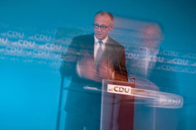 27.05.2026, Politik, Bundeskanzler Friedrich Merz (CDU) Spricht bei seiner Rede auf der Bühne zu Gast als Festredner beim Festakt in der Schützenhalle Hüsten bei Arnsberg. 80 Jahre Neheim-Hüstener Programm. Nordrhein-Westfalen Deutschland *** 27 05 2026, Politics, Federal Chancellor Friedrich Merz CDU Speaks during his speech on stage as guest speaker at the ceremony in the Schützenhalle Hüsten near Arnsberg 80 years of Neheim Hüstener program North Rhine-Westphalia Germany