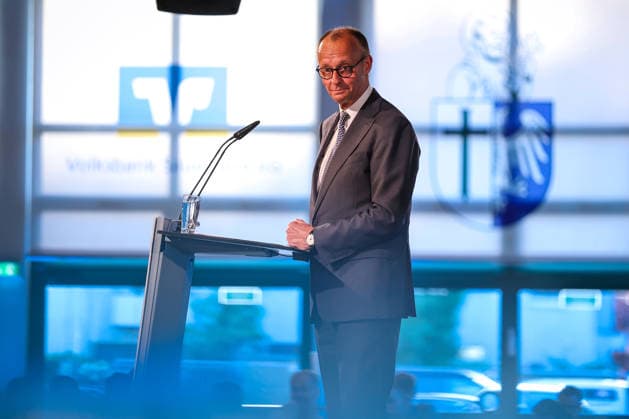 27.05.2026, Politik, Bundeskanzler Friedrich Merz (CDU) Spricht bei seiner Rede auf der Bühne zu Gast als Festredner beim Festakt in der Schützenhalle Hüsten bei Arnsberg. 80 Jahre Neheim-Hüstener Programm. Nordrhein-Westfalen Deutschland *** 27 05 2026, Politics, Federal Chancellor Friedrich Merz CDU Speaks during his speech on stage as guest speaker at the ceremony in the Schützenhalle Hüsten near Arnsberg 80 years of Neheim Hüstener program North Rhine-Westphalia Germany