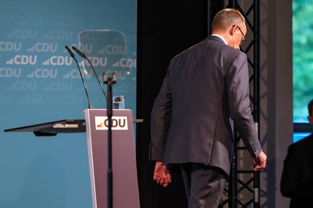 27.05.2026, Politik, Bundeskanzler Friedrich Merz (CDU) verlässt nach seiner Rede mit hängendem Kopf die Bühne zu Gast als Festredner beim Festakt in der Schützenhalle Hüsten bei Arnsberg. 80 Jahre Neheim-Hüstener Programm. Nordrhein-Westfalen Deutschland *** 27 05 2026, Politics, Federal Chancellor Friedrich Merz CDU leaves the stage after his speech with his head hanging down as a guest speaker at the ceremony in the Schützenhalle Hüsten near Arnsberg 80 years of Neheim Hüstener program North Rhine-Westphalia Germany